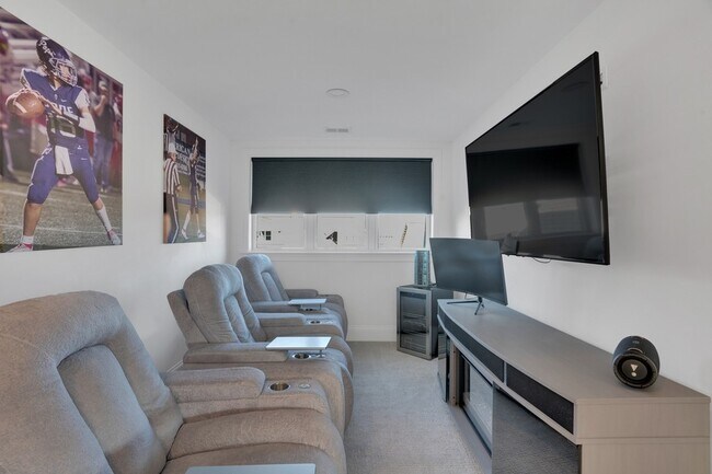 Building Photo - 1024 Club View Dr