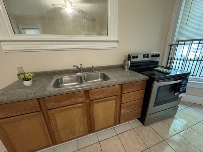 Building Photo - "Cozy 1-Bedroom Gem in Springfield's Heart – Your Perfect Urban Retreat!"