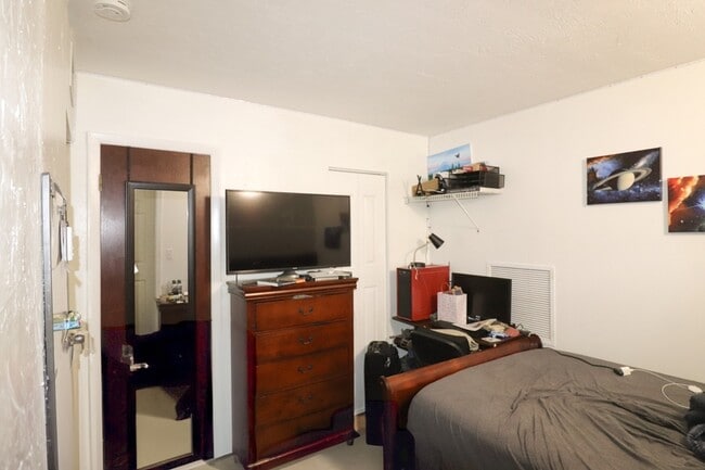 Building Photo - 2300 SW 43rd Street - C