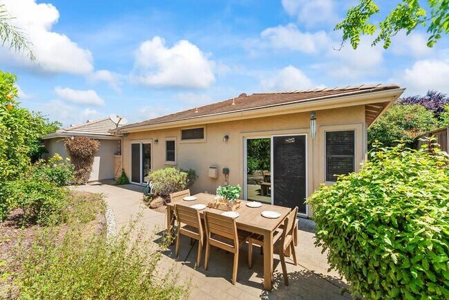 Building Photo - Beautiful 3 Bedroom 2 Bathroom in Gated Community of Folsom, CA!