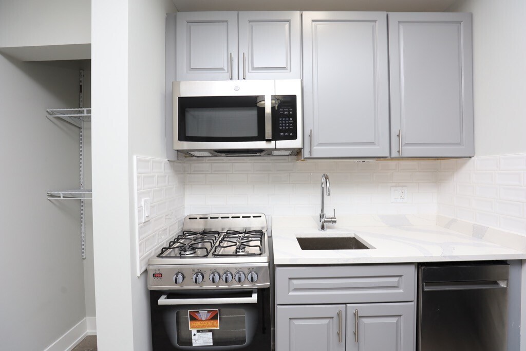 Building Photo - 510 W Belmont Ave