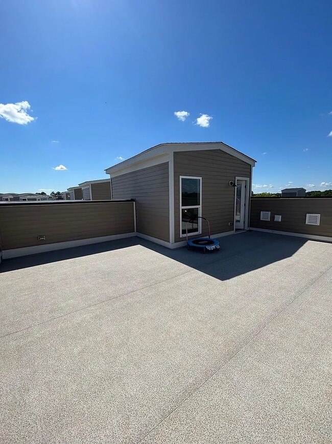 Building Photo - Stunning 3 Bed 2.5 Bath, Open Concept Town...