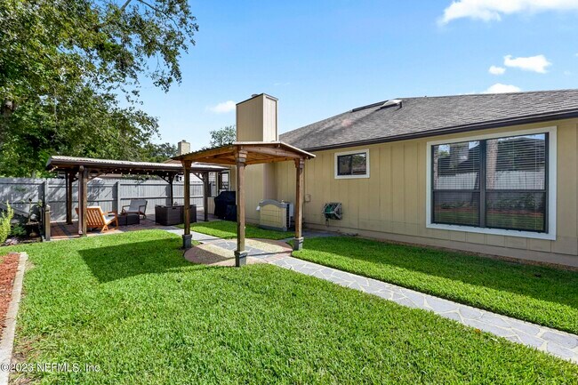 Building Photo - 9126 Trevi Cir W