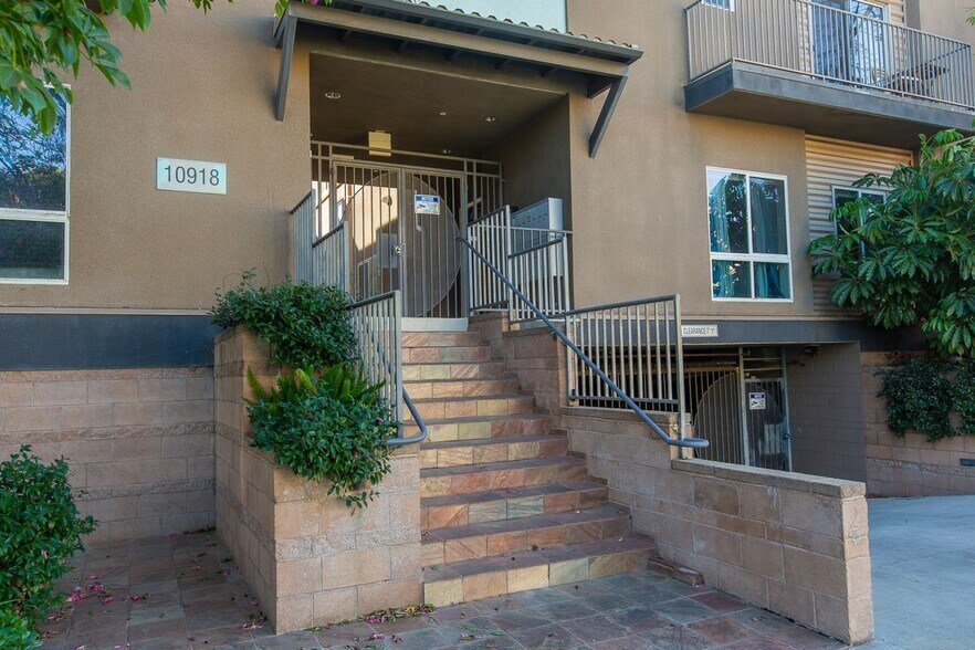 Building Photo - 10918 Morrison St