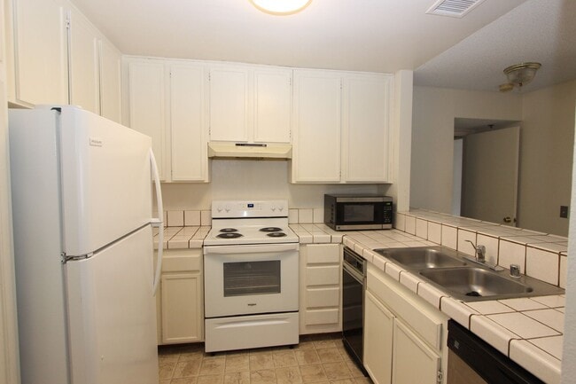 Building Photo - Large 2 bedroom 2 bathroom condo available...