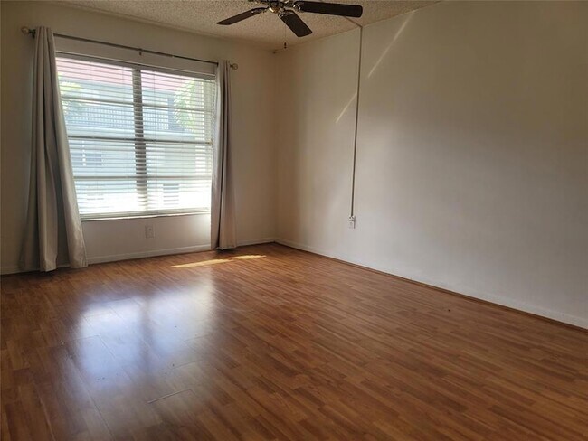 Building Photo - 805 W Oakland Park Blvd
