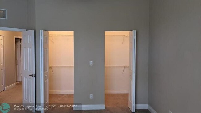 Building Photo - 3409 Lakeside Dr