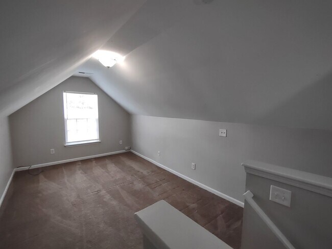Building Photo - Move-In Ready Home located in the Back Cre...