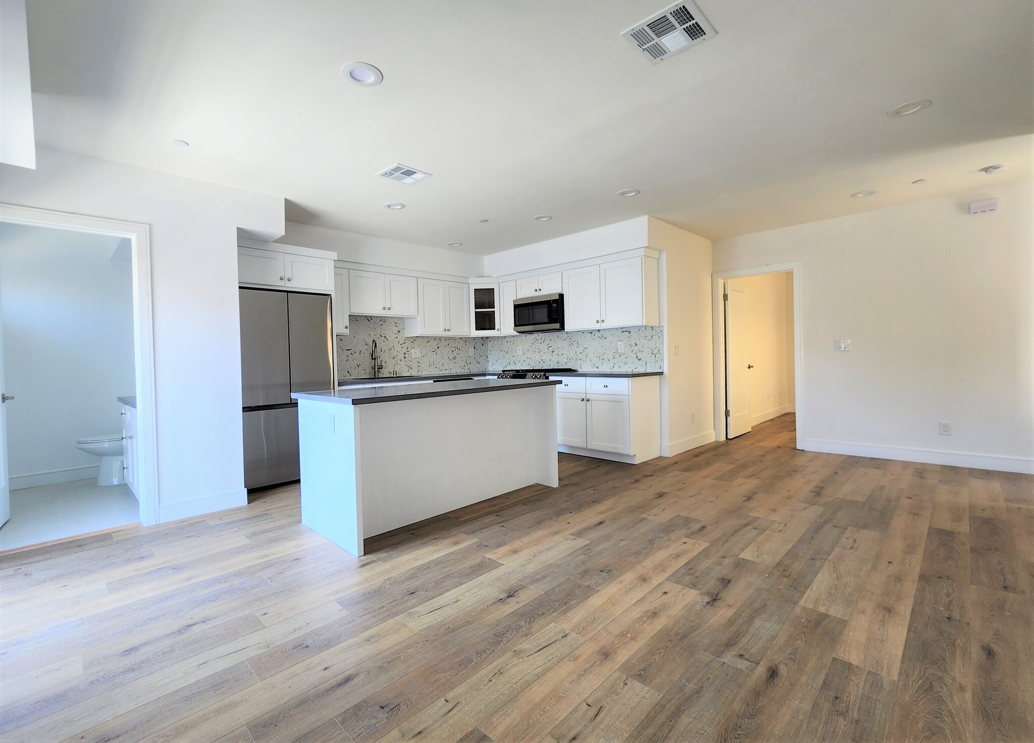 Building Photo - 543 N Kingsley Dr