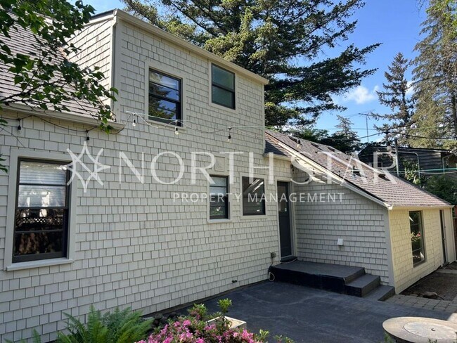 Building Photo - Newly Remodeled Lake Oswego Cottage With Lake Access.