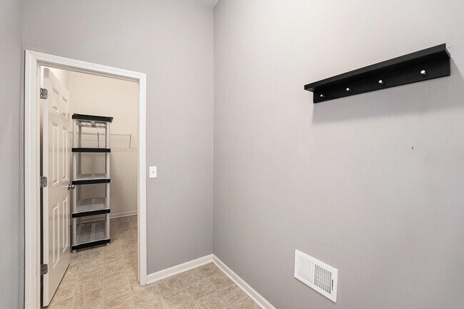 Building Photo - 27106 Ladbroke St