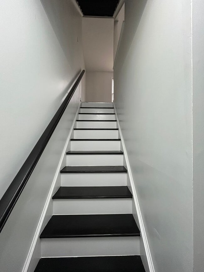 Building Photo - 658 Corsica Ave