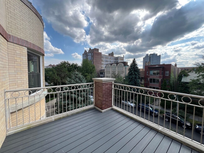 Building Photo - 5841 N Kenmore Ave
