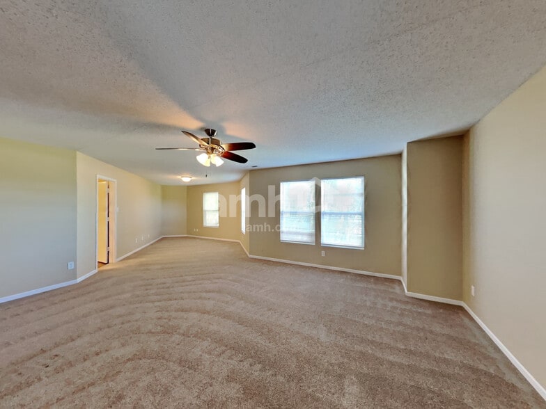 Building Photo - 202 Creekview Dr