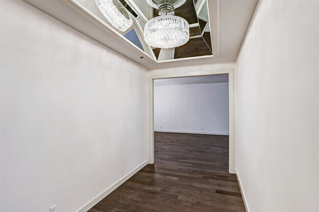 Building Photo - 121 N Post Oak Ln