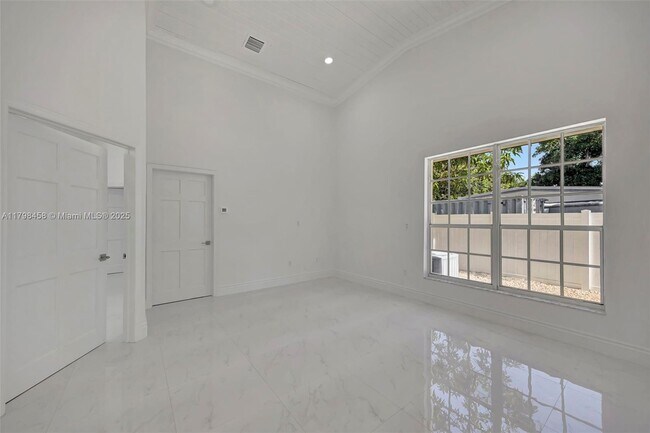 Building Photo - 6841 SW 71st Ave