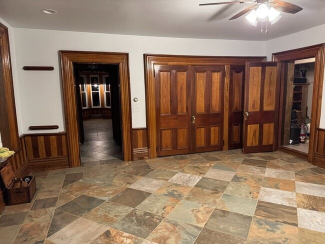 Building Photo - Rare find in great school district