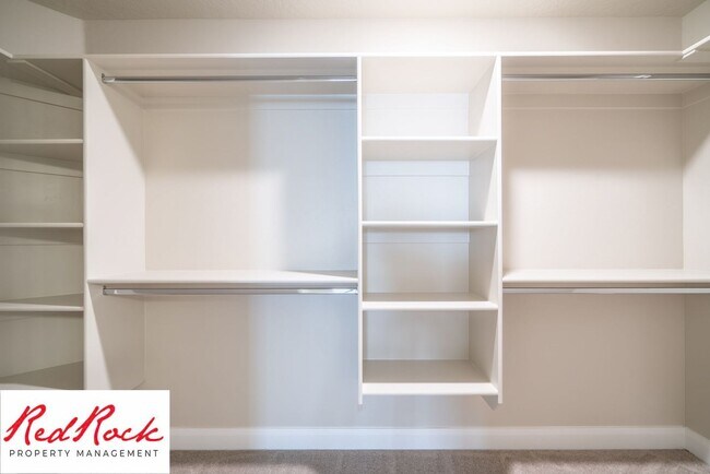 Building Photo - 4 Bedroom, 2.5 Bathroom Townhome in Hurric...
