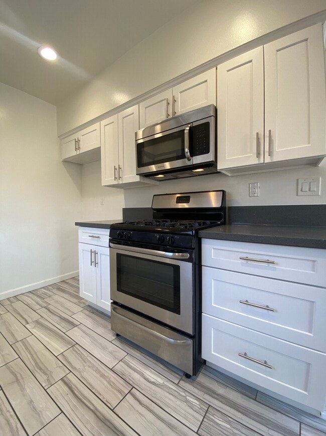 Building Photo - 1411 College View Dr