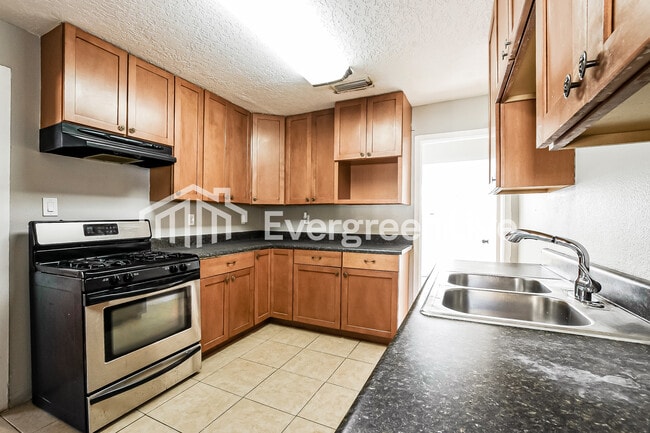 Building Photo - 600 S Center St