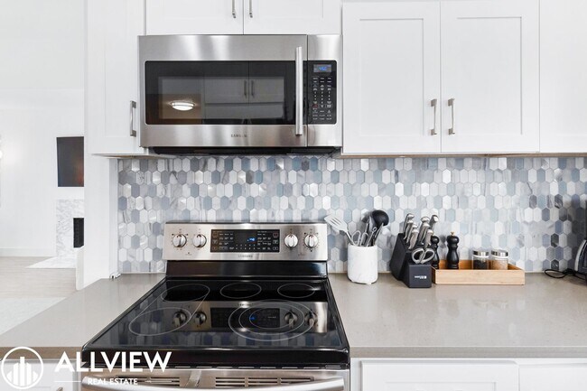 Building Photo - OCEAN VIEWS AND UPGRADED 2 BED/ 2 BATH UPP...