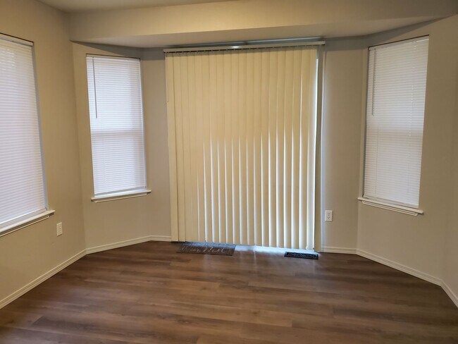 Building Photo - Updated 3 Bedroom 2 Bath Duplex In East Port Orchard