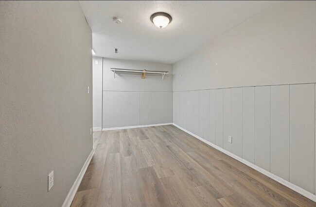 Building Photo - 1431 Northview Dr