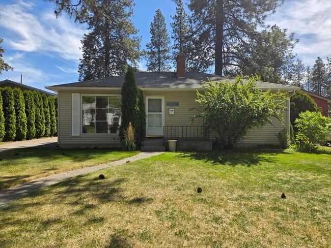 Primary Photo - Lovely 2 Bedroom (with 1 bonus room), 2 ba...
