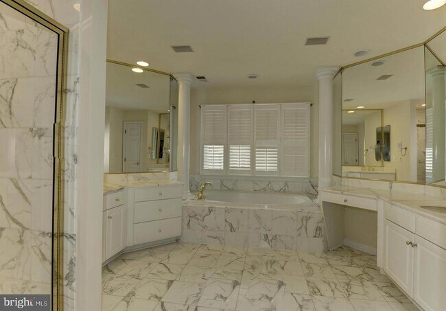 Building Photo - 2217 N Oak Ct