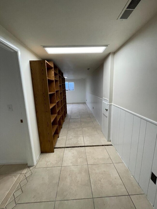 Building Photo - 1242 Eastridge Cir