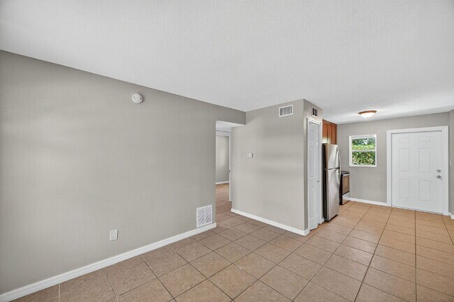 Building Photo - Updated 2 bedroom St. Pete Apartment with Modern Finishes, Private Porch & Utilities Included