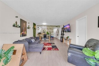 Building Photo - 9410 Poinciana Pl