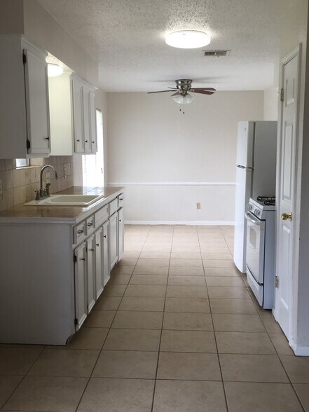 Building Photo - 1727 Junker St