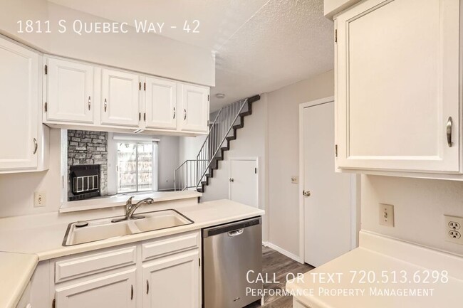 Building Photo - Freshly updated 2 Bed Townhome