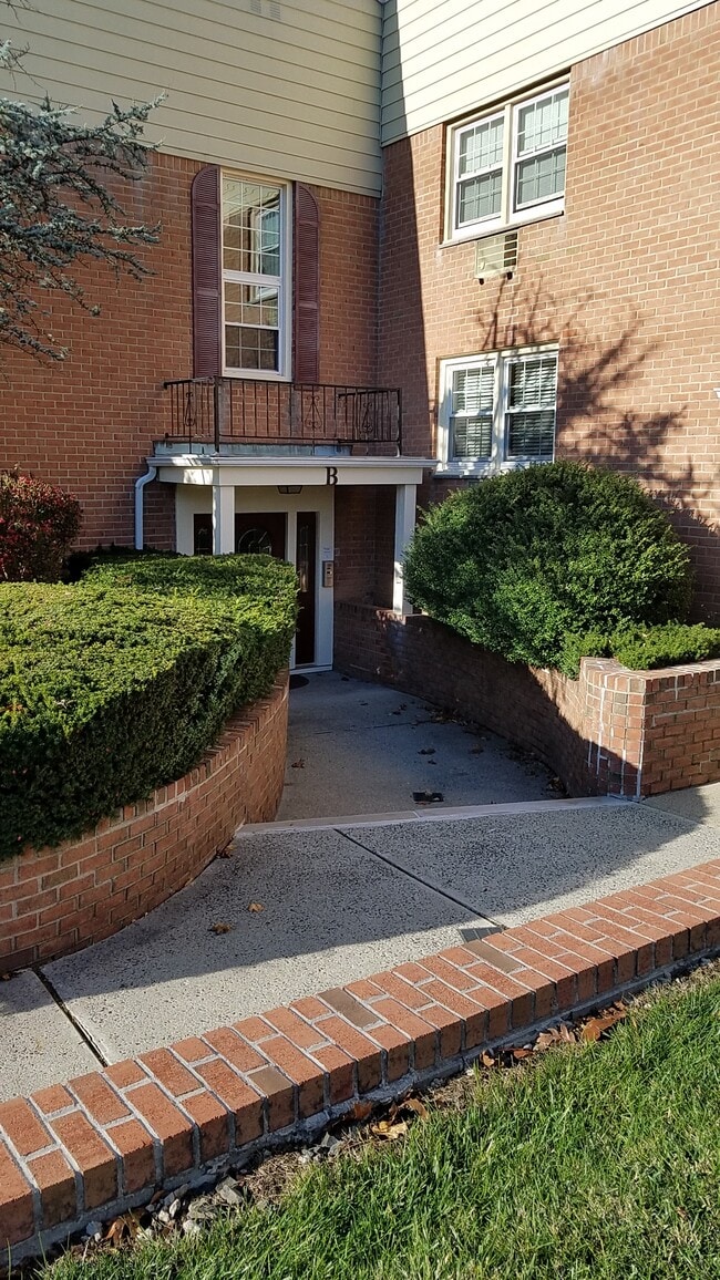 Entrance - 605 Grove St