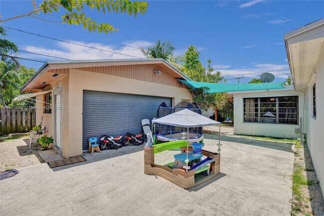 Building Photo - 9910 Bahama Dr