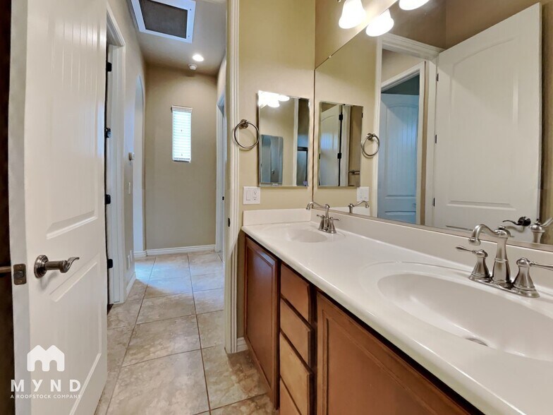 Building Photo - 2716 S Quinn Ave