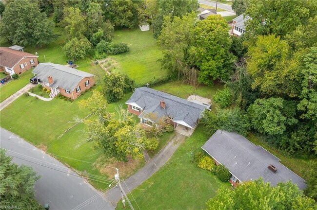 Building Photo - 3 Bedroom Ardmore Home- Pets Welcome-Flexible Lease Lengths Available