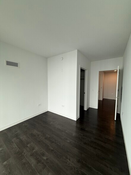 Building Photo - 450 E Waterside Dr