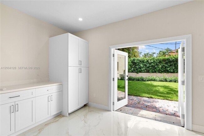 Building Photo - 2413 N Greenway Dr