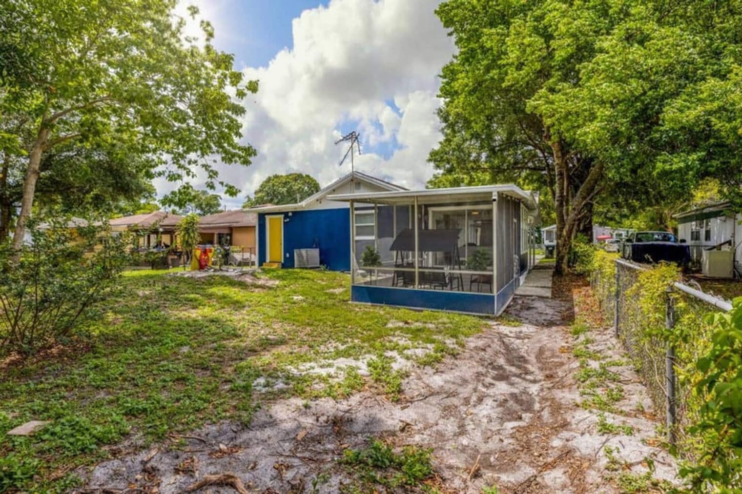 Building Photo - 1629 N Goldenrod Rd