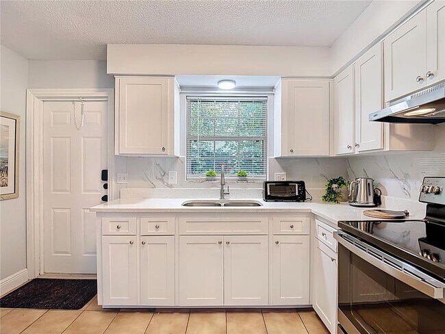 Building Photo - 222 Southeast Jefferson Cir N