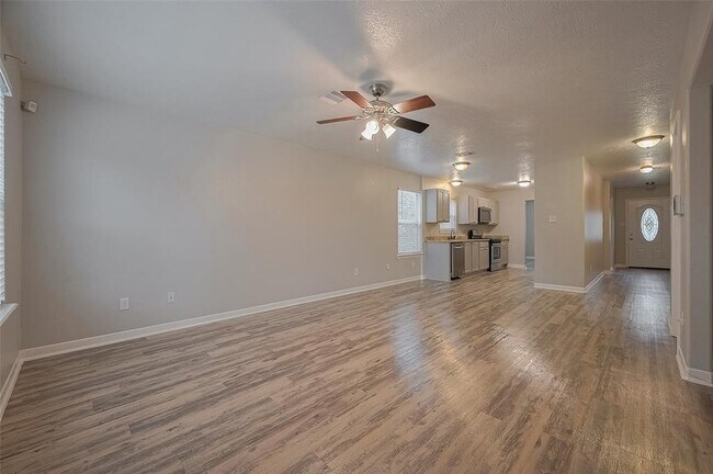 Building Photo - 5009 Willow Point Dr