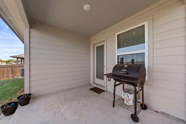 Building Photo - 320 Darwin Pl