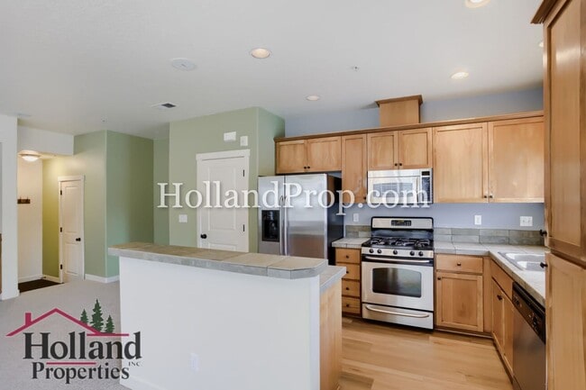 Building Photo - Lovely Condo with 2 primary suites in Hillsboro