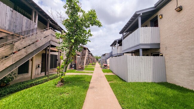 Building Photo - 4500 Sherwood Ln