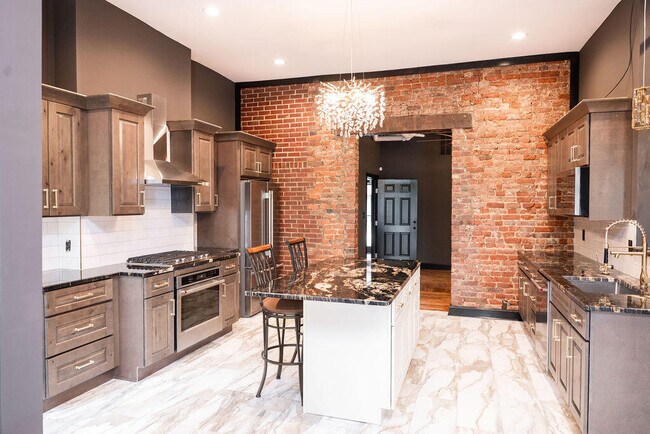 Building Photo - 275 S Limestone