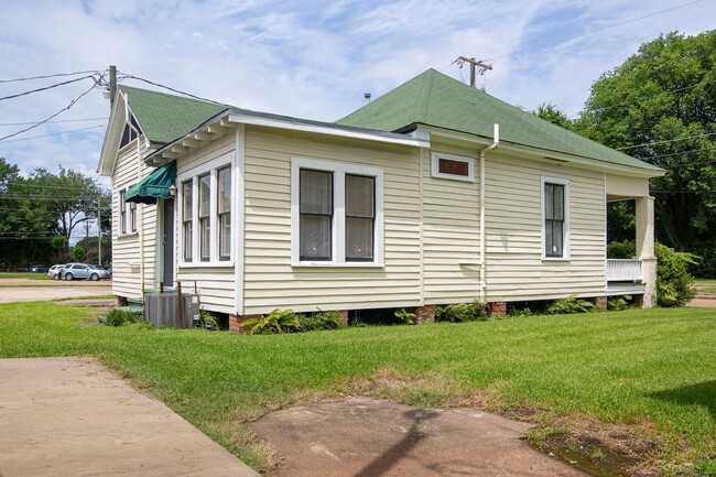 Building Photo - 1211 Holly St