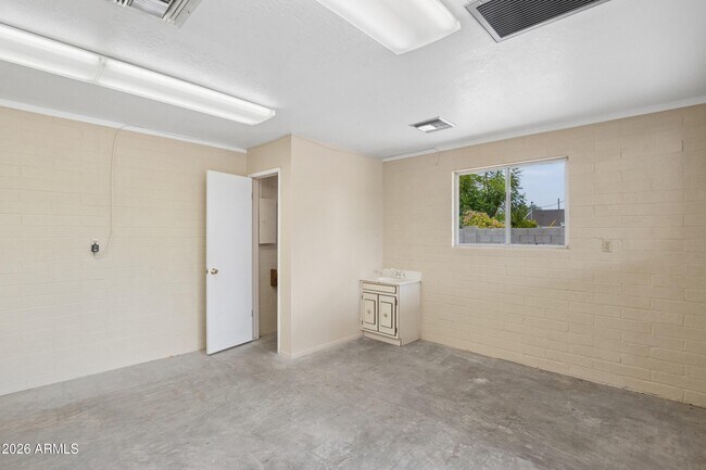 Building Photo - 1014 E Balboa Cir