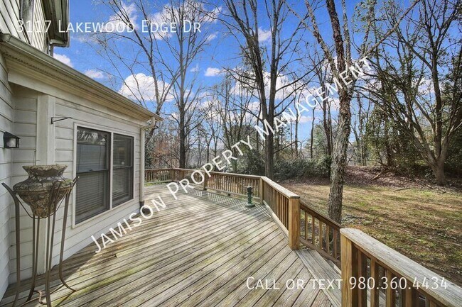 Building Photo - 3117 Lakewood Edge Dr